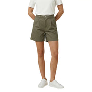 Olivgrüne, plissierte Baumwoll-Denim-Shorts für Damen von Jacqueline de Yong mit Knopfverschluss und Gürtelschlaufen