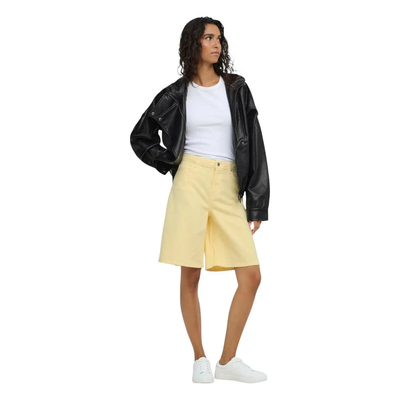 Ein Paar hellgelbe, hochgeschnittene Shorts mit geradem Bein für Damen von Jacqueline de Yong