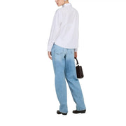 Schwarze minimalistische Mini-Tragetasche aus Leder mit strukturierter rechteckiger Form und top Griff kombiniert mit einem Hemd von Jacqueline De Yong