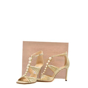 Beigefarbene Jimmy Choo Sandalen aus Metallic-Satin mit Perlenverzierungen, hohem Stilettoabsatz und offener Zehenpartie