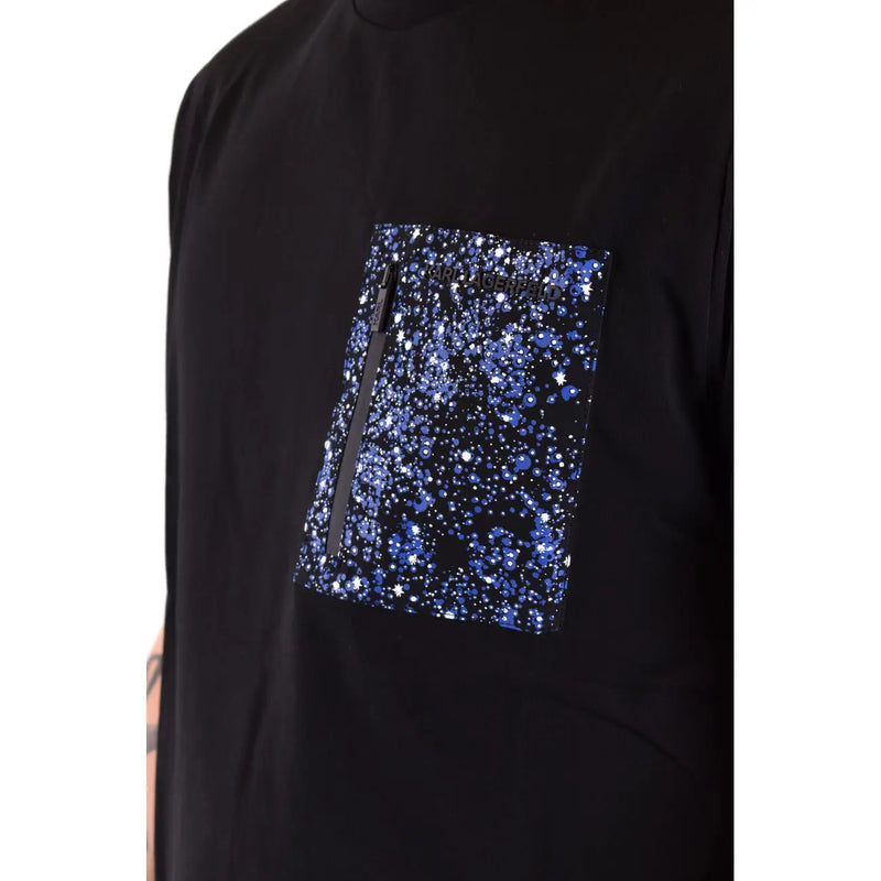 Karl Lagerfeld Schwarzes Herren-T-Shirt aus Baumwolle mit leuchtend blauem Glitzersternmuster auf der Brusttasche und schwarzem Reißverschluss