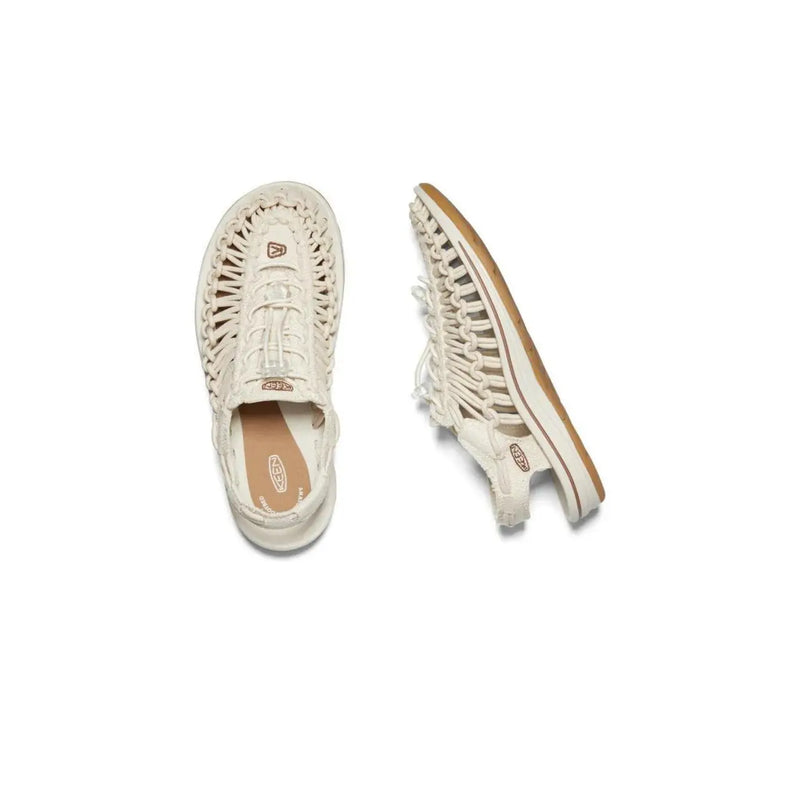 Beigefarbene Keen Damen-Sandalen zum Hineinschlüpfen mit cremefarbenem, geflochtenem Lederdesign und hellbrauner Gummisohle