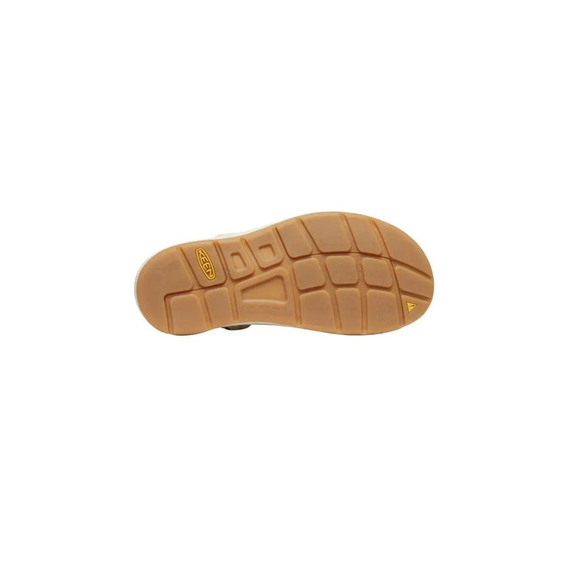 Beigefarbene Keen Damen-Sandalen aus Canvas mit flacher, griffiger Sohle aus Gummi mit strukturiertem Gittermuster und gelbem Keen-Logo auf der Rückseite.
