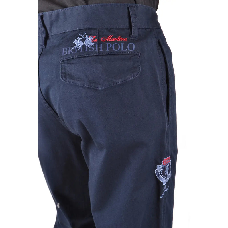 Rückseite der blauen Herren-Baumwollhose von La Martina in Dunkelblau mit rot-weiß-grau gestickten Logos