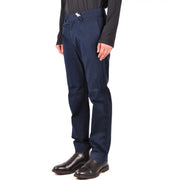 Die Herrenhose von La Martina aus dunkelblauer Baumwolle mit dezenter Struktur und silberfarbener Gürtelschnalle