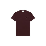 Ein dunkelburgunderrotes Lacoste Herren-T-Shirt aus Baumwolle mit kurzen Ärmeln und einem kleinen, gestickten Krokodillogo auf der linken Brust.