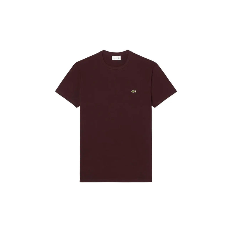 Ein dunkelburgunderrotes Lacoste Herren-T-Shirt aus Baumwolle mit kurzen Ärmeln und einem kleinen, gestickten Krokodillogo auf der linken Brust.