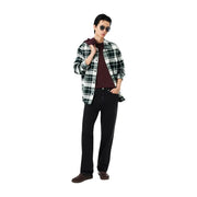 Ein Mann trägt ein bordeauxrotes Lacoste-Herren-T-Shirt aus Baumwolle, kombiniert mit einem schwarz-weiß karierten Flanellhemd und dunklen Jeans.