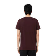 Ein bordeauxrotes Lacoste-Herren-T-Shirt aus Baumwolle mit kurzen Ärmeln und Rundhalsausschnitt