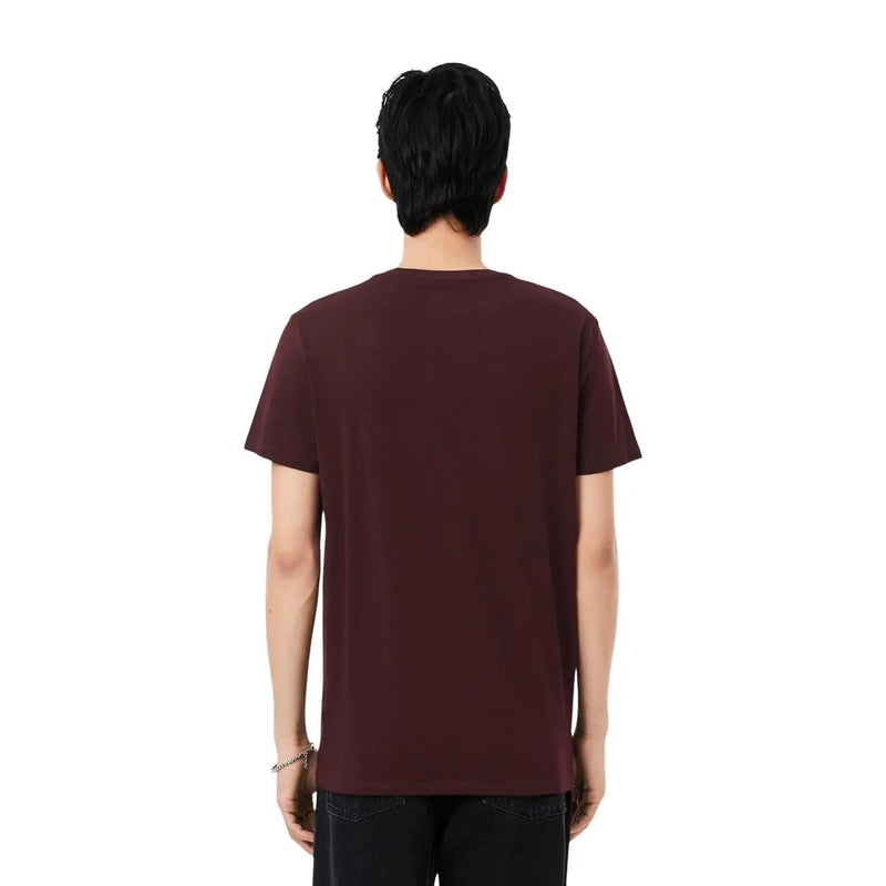 Ein bordeauxrotes Lacoste-Herren-T-Shirt aus Baumwolle mit kurzen Ärmeln und Rundhalsausschnitt
