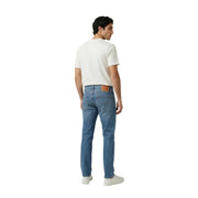 Rückansicht einer Levi's Herren-Jeans aus blauem Denim, Baumwoll-Stretch, schmal geschnitten mit klassischer Passform und braunem Lederpatch am Bund