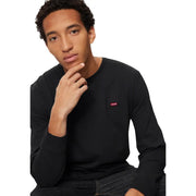Schwarzes, langärmeliges Baumwoll-T-Shirt von Levi's für Herren mit Rundhalsausschnitt und kleinem roten Logo auf der linken Brust – ideal für die Freizeit.
