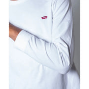 Weißes Levi's Herren-Langarmshirt aus Baumwolle mit rotem Logo-Patch auf der Brust, hergestellt aus weichem Baumwollgewebe