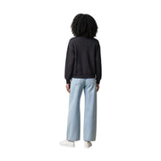 Schwarzes Levi's Damen-Sweatshirt aus Baumwolle mit Rundhalsausschnitt, langen Ärmeln, lockerer Passform und gerippten Bündchen an der Vorderseite.