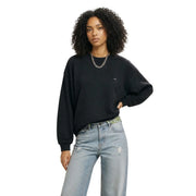Schwarzes Levi's Damen-Sweatshirt aus Baumwolle im Oversize-Schnitt mit Rundhalsausschnitt und kleinem, gesticktem Logo auf der linken Brust.