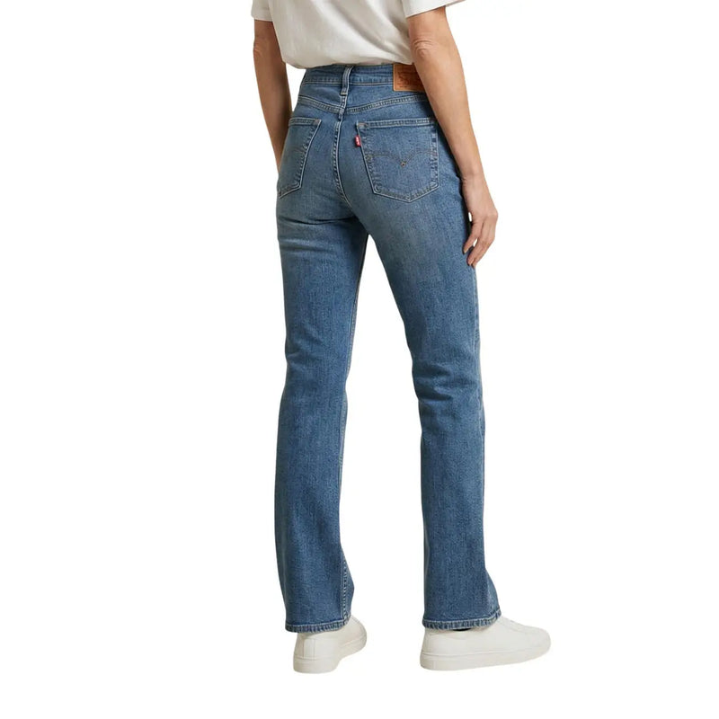 Levi's Damen-Jeans aus blauem Denim mit klassischem Five-Pocket-Design, rotem Levi's-Logo und Used-Look-Optik aus Baumwollmischung