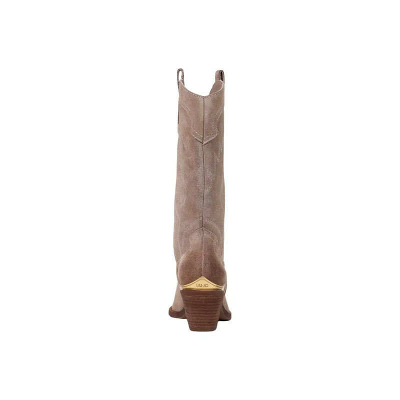 Hellbrauner Wildleder-Cowboystiefel mit Ziernähten und goldfarbener Fersenlasche, passend zu den beigefarbenen Leder-Ankle-Boots mit Blockabsatz von Liu Jo.