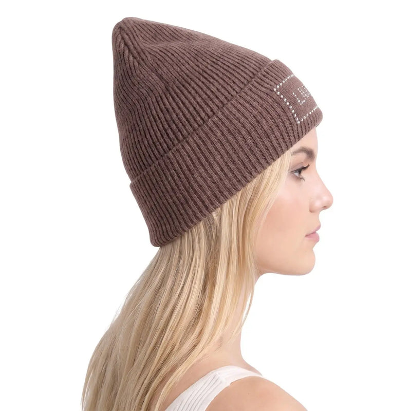 Die beigefarbene Polyester-Damenmütze von Liu Jo besticht durch ein geripptes, braunes Strickbündchen mit umgeschlagenem Rand und dezenter weißer Stickerei.