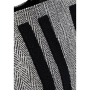 Schwarze Damenhandtasche von Liu Jo aus Polyester, 40 x 29 x 15 cm, abgebildet mit einem schwarz-weißen Wollmantel im Fischgrätmuster mit markanten Streifen.
