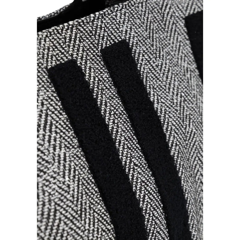 Schwarze Damenhandtasche von Liu Jo aus Polyester, 40 x 29 x 15 cm, abgebildet mit einem schwarz-weißen Wollmantel im Fischgrätmuster mit markanten Streifen.