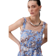 Eine Frau, die eine Liu Jo Ärmelloses, blaues Baumwollkleid mit Blumenmuster für Damen mit dünnen Trägern und passendem Taillengürtel