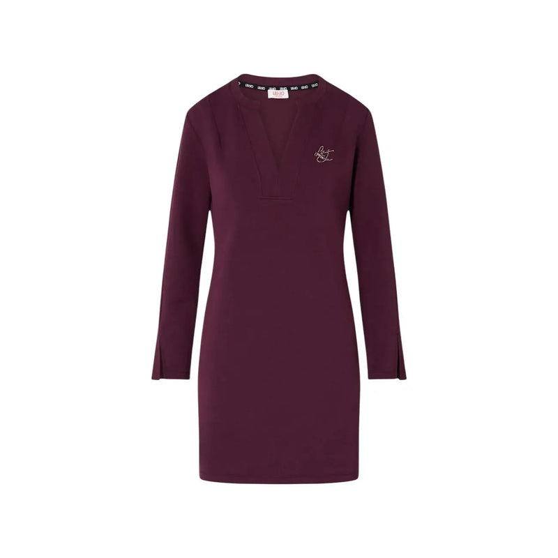 Ein bordeauxrotes, langärmeliges Kleid mit V-Ausschnitt von Liu Jo mit dezentem, gesticktem Logo aus Viskosemischung