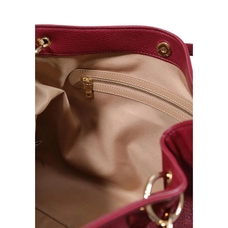 Das Innere einer lilafarbenen Love Moschino Damentasche ist mit burgunderrotem, strukturiertem Leder, goldfarbenen Beschlägen und beigefarbenem Futter ausgestattet.