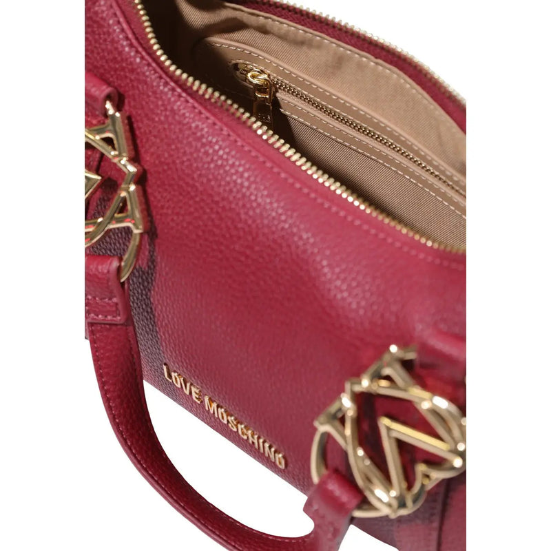 Eine leuchtend rote Love Moschino Schultertasche für Damen aus strukturiertem Leder mit goldfarbenen Beschlägen und geprägtem Logo an der Seite.