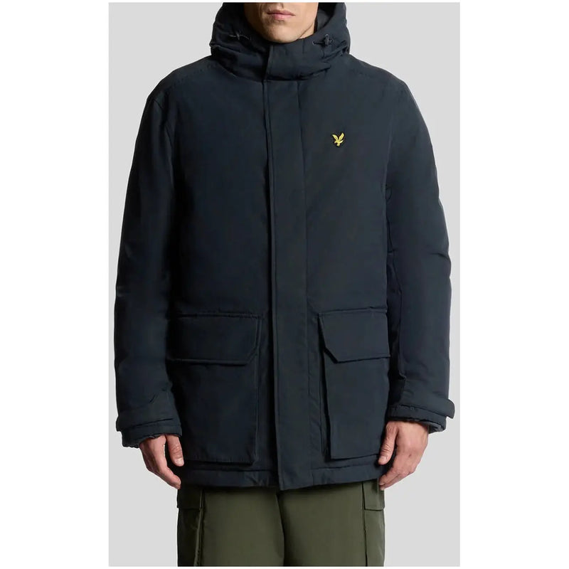 Schwarze Kapuzenjacke mit großen Taschen und Lyle & Scott-Logo.