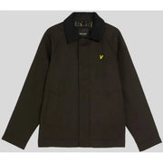 Schwarzer Herrenblazer von Lyle & Scott aus Baumwollmischgewebe mit Reißverschluss, kontrastierendem Kragen und gelbem Vogellogo auf der linken Brust.