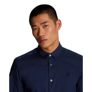Marineblaues Herren-Langarmhemd aus Baumwolle von Lyle & Scott mit dezenter Bruststickerei und Knopfleiste.
