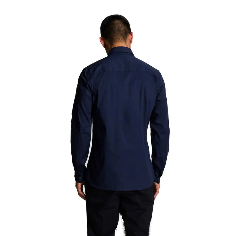 Marineblaues Herren-Langarmhemd aus Baumwolle von Lyle and Scott mit dezenten weißen Seitenstreifen und Knopfleiste
