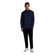Marineblaues, langärmeliges Baumwollhemd mit Knopfleiste für Herren von Lyle and Scott, von der Rückseite gesehen