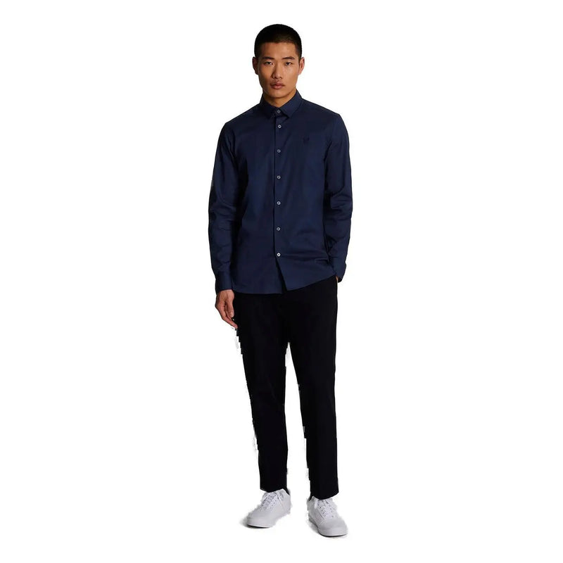 Marineblaues, langärmeliges Baumwollhemd mit Knopfleiste für Herren von Lyle and Scott, von der Rückseite gesehen