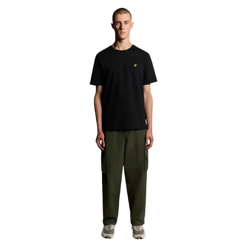Schwarzes Herren-T-Shirt aus Baumwolle von Lyle and Scott mit kleinem gelben Vogellogo auf der linken Brust, kurze Ärmel