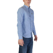 Hellblaues Herrenhemd von Lyle and Scott aus Baumwolle in klassischer Passform mit kleinem gelben Vogellogo auf der Brust