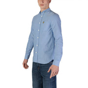 Hellblaues Herrenhemd von Lyle and Scott aus Baumwolle in klassischer Passform mit langen Ärmeln und kleinem gelben Vogellogo auf der Brust.