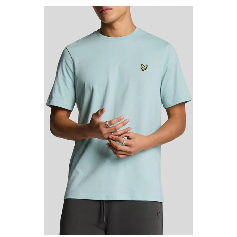Lyle & Scott Herren-Baumwollshirt, hellblau, kurzärmelig t-shirt mit einem kleinen gestickten gelben Schmetterling auf der Brust