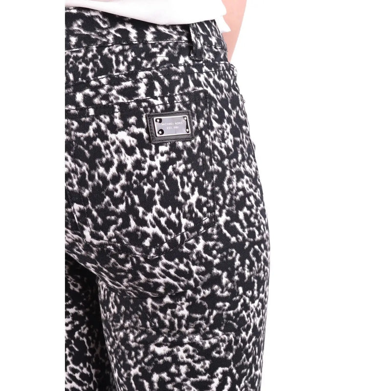 Rückseite einer schwarz-weißen Michael Kors Damen-Jeans aus Stretch-Baumwolle mit Leopardenmuster und metallischem Markenpatch.