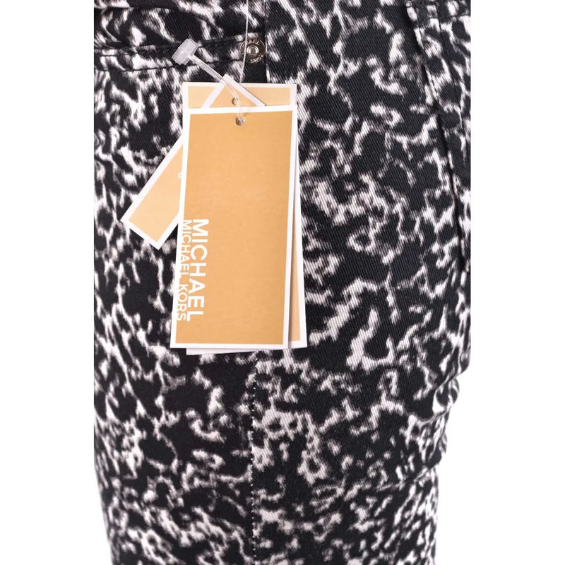 Schwarze und weiße Michael Kors Damen-Jeans aus schwarzem Baumwoll-Stretch-Denim mit Leopardenmuster und angebrachtem Markenetikett.