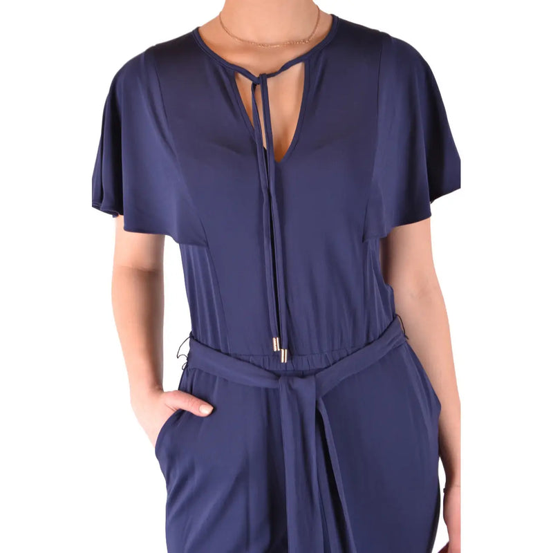 Michael Kors Damen-Jumpsuit aus blauem Satin mit capeartigen kurzen Ärmeln und Bindeband vorne am Ausschnitt aus Viskose