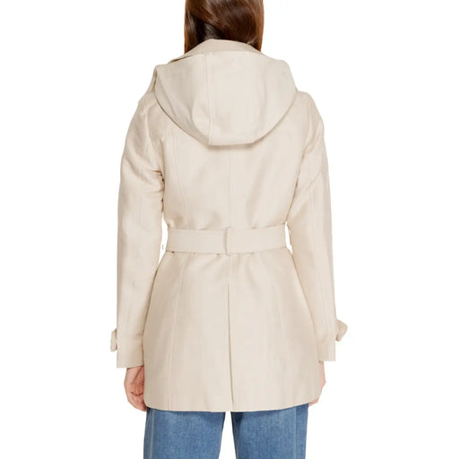 Morgan de toi Beigefarbener langer Blazer, der als Trenchcoat mit Kapuze, passendem Gürtel und dezenten Nahtdetails gestaltet ist