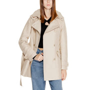Morgan De Toi Beigefarbener, langer Blazer im klassischen zweireihigen Design mit passendem Gürtel und aufgesetzten Taschen.