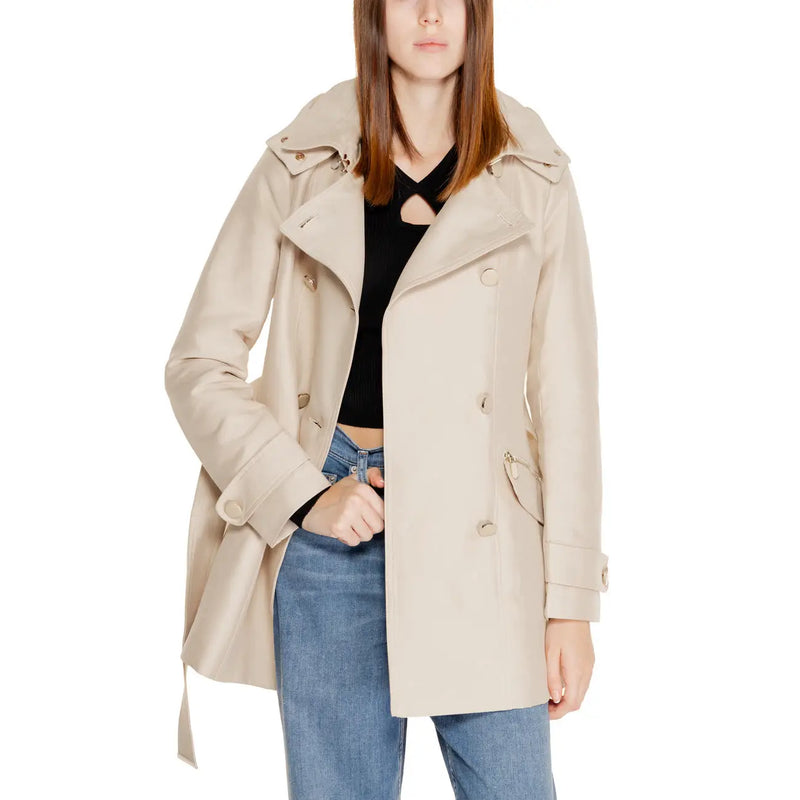 Morgan De Toi Beigefarbener, langer Blazer im klassischen zweireihigen Design mit passendem Gürtel und aufgesetzten Taschen.