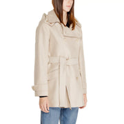 Morgan De Toi Beigefarbener, langer Trenchcoat mit Gürtel in der Taille, doppelreihiger Knopfleiste, Kapuze und Vordertaschen.