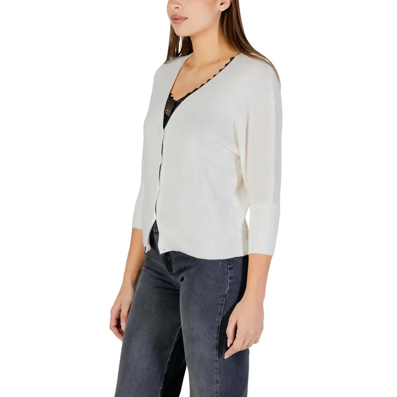 Morgan De Toi Beigefarbene, weiche Strickjacke für Damen mit geschwungenem Ausschnitt, gerippten Bündchen und 3/4-Ärmeln