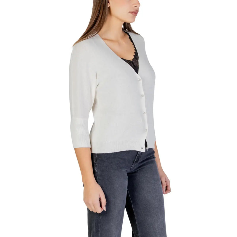 Ein weicher, cremefarbener Strickpullover Morgan De Toi Beigefarbene Damen-Strickjacke mit Knöpfen, Dreiviertelärmeln und V-Ausschnitt
