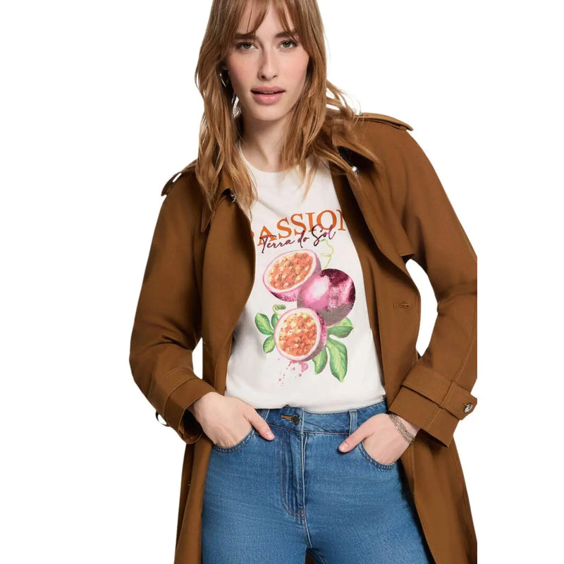 Morgan De Toi Beigefarbener Damenblazer aus Polyestergemisch mit Schulterklappen und geknöpften Manschetten, getragen über einem weißen Passionsfrucht-T-Shirt.
