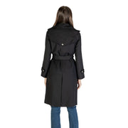 Morgan De Toi Schwarzer Damenblazer aus Polyester im Trenchcoat-Stil mit Gürtel in der Taille und Schulterklappen, von hinten gesehen.