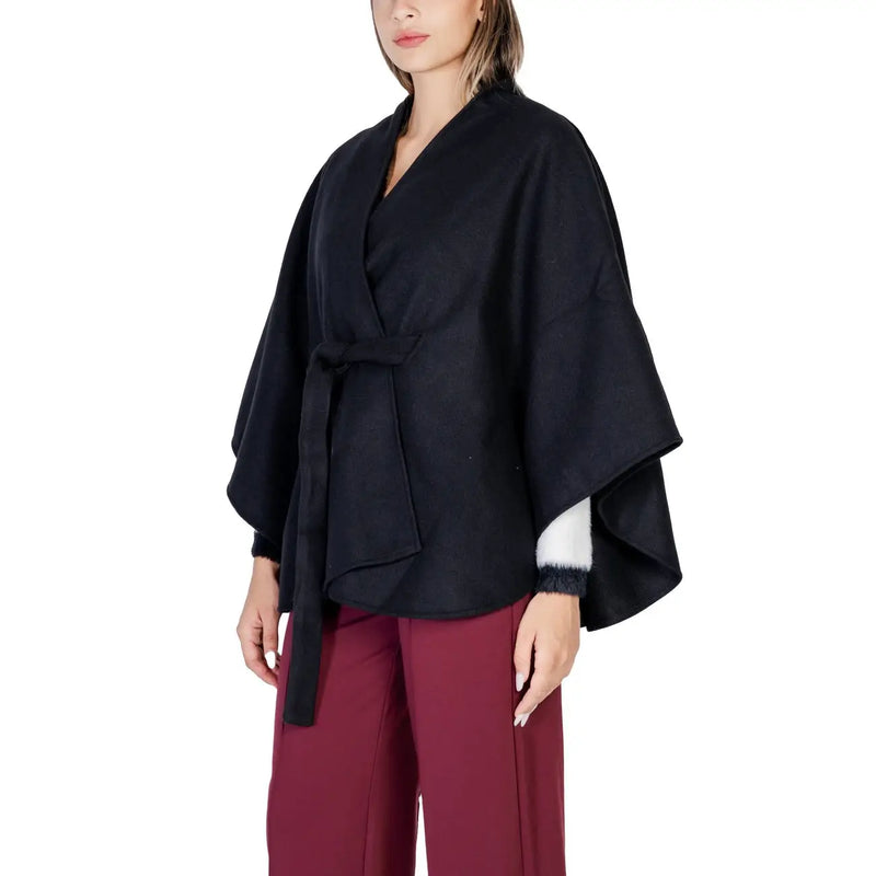 Morgan de toi Schwarzer Damenblazer aus Polyester mit Gürtel in der Taille, Cape aus Wollmischgewebe und weißen Pelzbesätzen an den Ärmelbündchen